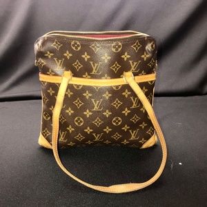 OFFERS ACCEPTED-LOUIS VUITTON Coussin